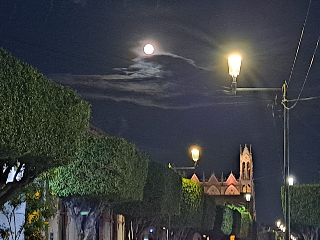 LA LUNA ENTRE TUS MANOS /Alma Adriana Camacho Pérez